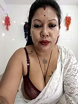 Snapshot of YOUR_LOVELY-40 chatting on 10.24.25 YOUR LOVELY-40 online show from 10.24.25