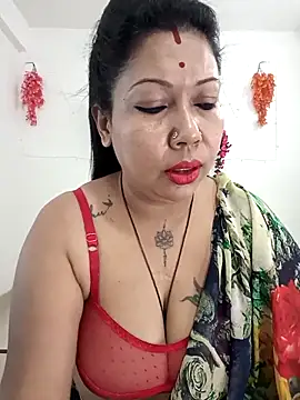 Snapshot of YOUR_LOVELY-40 chatting on 10.30.25 YOUR LOVELY-40 online show from 10.30.25