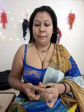 Snapshot of YOUR_LOVELY-40 chatting on 11.01.25 YOUR LOVELY-40 online show from 11.01.25