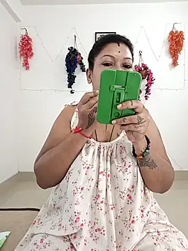 Snapshot of YOUR_LOVELY-40 chatting on 11.11.25 YOUR LOVELY-40 online show from 11.11.25