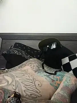 Snapshot of Slunghung79 chatting on 10.16.25 Slunghung79 online show from 10.16.25