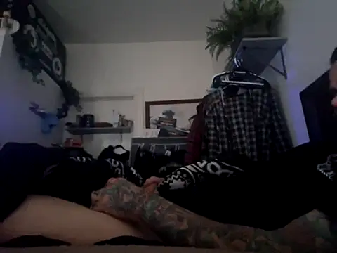 Snapshot of Slunghung79 chatting on 10.18.25 Slunghung79 online show from 10.18.25