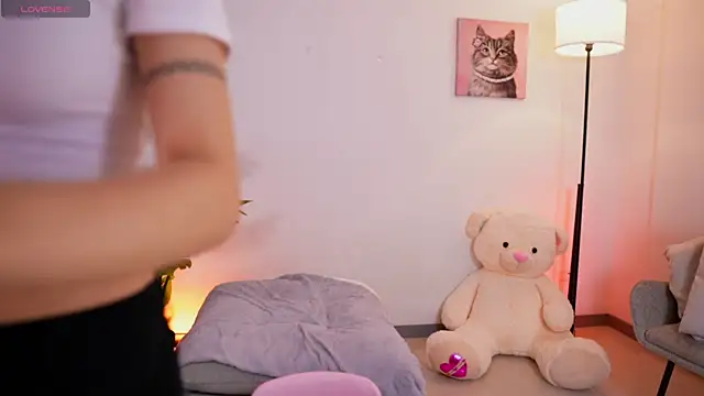 Snapshot of Angeeel_ chatting on 12.17.25 Angeeel online show from 12.17.25