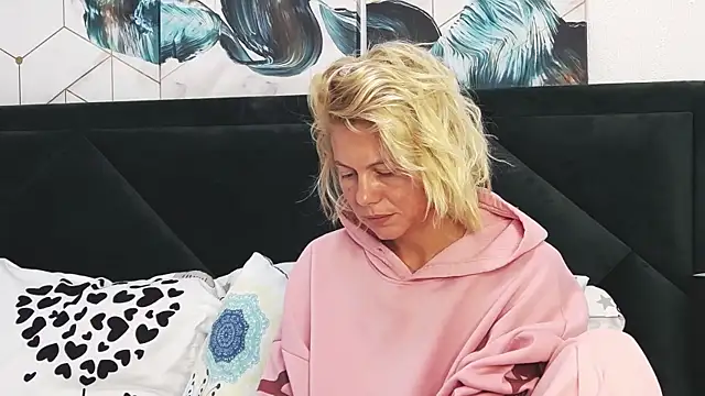 Snapshot of tanyagrey chatting on 09.19.25 tanyagrey online show from 09.19.25