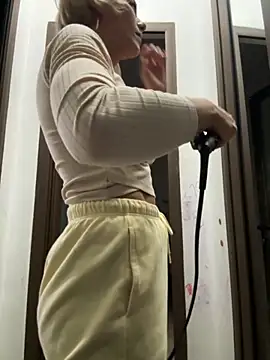 Snapshot of tanyagrey chatting on 10.08.25 tanyagrey online show from 10.08.25