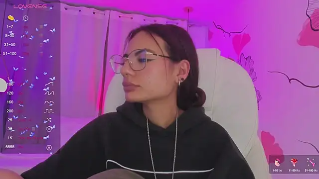 Snapshot of sophiecherry_ chatting on 12.21.24 sophiecherry  online show from 12.21.24