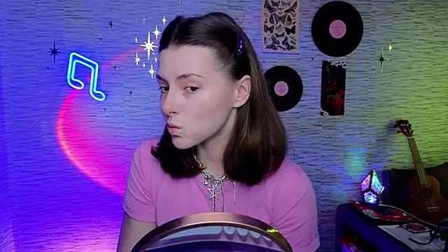 Snapshot of GloriaElmer chatting on 03.11.25 GloriaElmer online show from 03.11.25