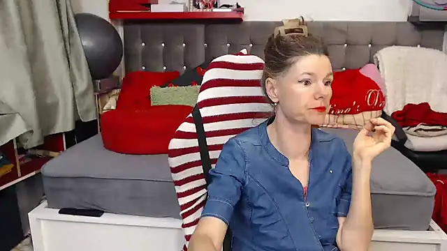 Snapshot of kellyterapy chatting on 05.15.26 kellyterapy online show from 05.15.26