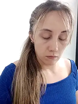 Snapshot of Isabel23zr chatting on 12.30.24 Isabel23zr online show from 12.30.24