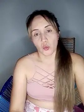 Snapshot of Isabel23zr chatting on 03.08.25 Isabel23zr online show from 03.08.25