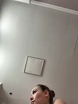 Snapshot of AliceMunro chatting on 03.08.25 AliceMunro online show from 03.08.25