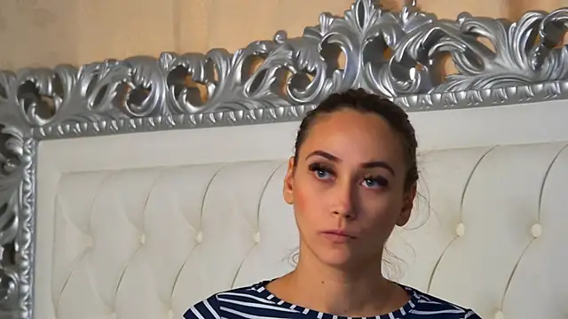 Snapshot of AliceMunro chatting on 09.11.25 AliceMunro online show from 09.11.25