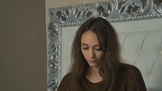 Snapshot of AliceMunro chatting on 10.10.25 AliceMunro online show from 10.10.25