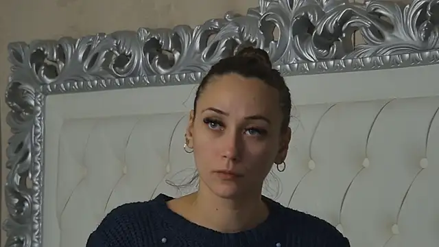 Snapshot of AliceMunro chatting on 10.17.25 AliceMunro online show from 10.17.25