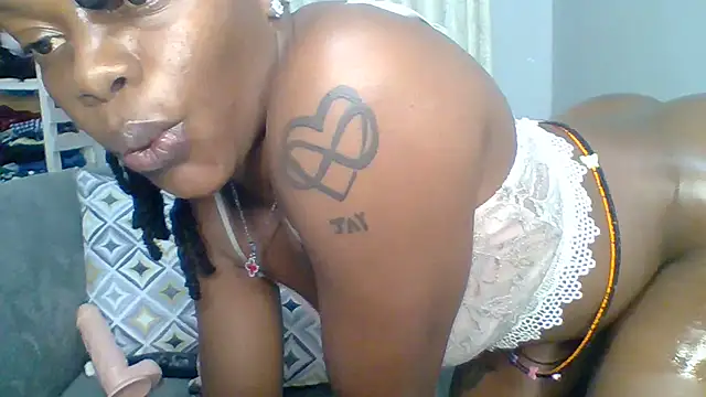 Petite 254 online show from 11.28.25