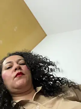 Snapshot of luisa_curli chatting on 12.23.25 luisa curli online show from 12.23.25