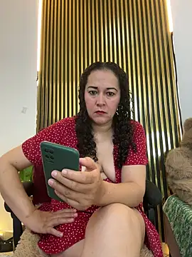 Snapshot of luisa_curli chatting on 07.25.26 luisa curli online show from 07.25.26