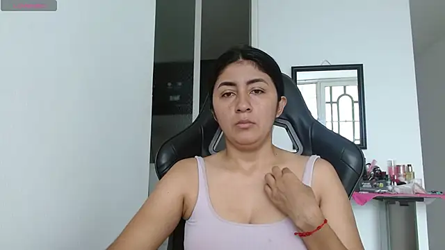 Snapshot of danna_peterson1 chatting on 11.17.25 danna peterson1 online show from 11.17.25