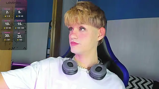 VladHellsing4 online show from 10.23.25