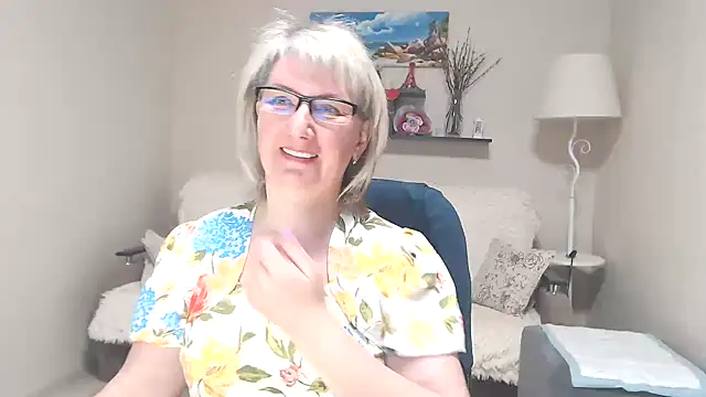Snapshot of FleurMays chatting on 05.18.26 FleurMays online show from 05.18.26