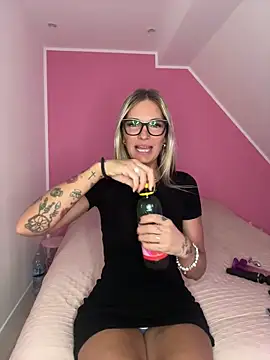 Snapshot of Lydie_off chatting on 02.12.25 Lydie off online show from 02.12.25