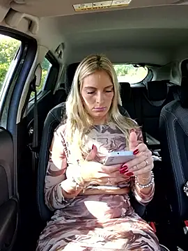 Snapshot of Lydie_off chatting on 09.17.25 Lydie off online show from 09.17.25