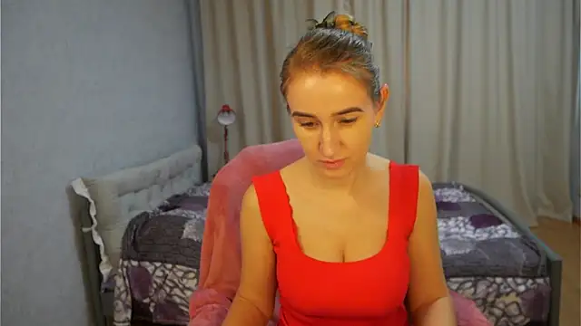 Snapshot of Sophiloren chatting on 12.18.25 Sophiloren online show from 12.18.25