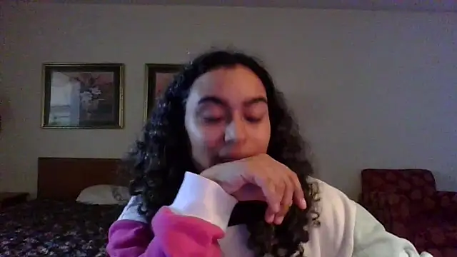 Snapshot of cinnaminnie chatting on 12.26.24 cinnaminnie online show from 12.26.24