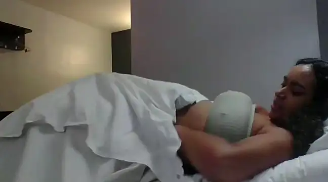 Snapshot of cinnaminnie chatting on 01.03.25 cinnaminnie online show from 01.03.25