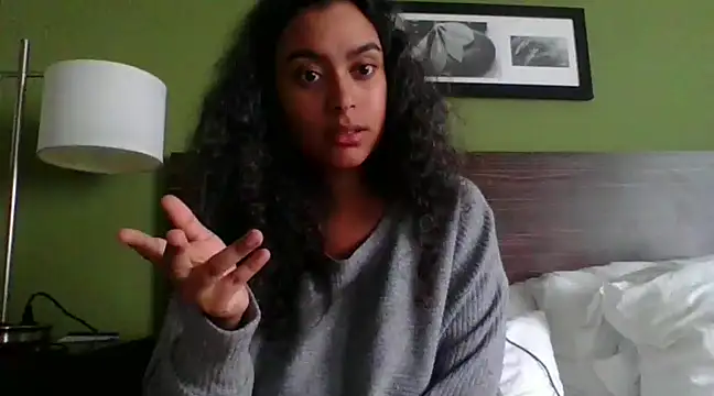 Snapshot of cinnaminnie chatting on 01.06.25 cinnaminnie online show from 01.06.25