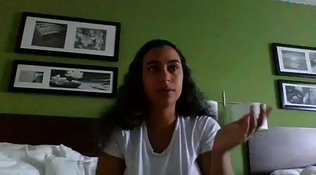 Snapshot of cinnaminnie chatting on 01.08.25 cinnaminnie online show from 01.08.25