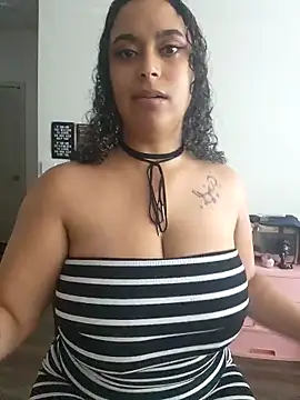 Snapshot of cinnaminnie chatting on 09.13.25 cinnaminnie online show from 09.13.25