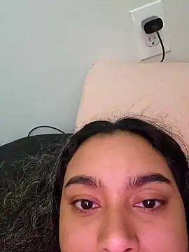 Snapshot of cinnaminnie chatting on 12.20.25 cinnaminnie online show from 12.20.25