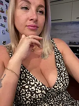 Snapshot of Cute_Hot_Alice chatting on 07.26.26 Cute Hot Alice online show from 07.26.26
