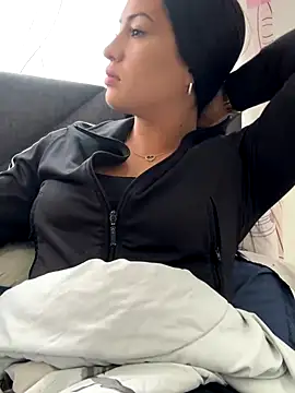 Snapshot of Sara_luna_ chatting on 11.06.25 Sara luna online show from 11.06.25