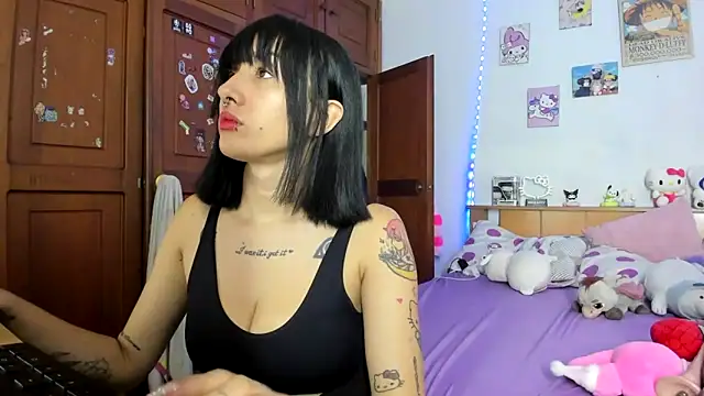 Snapshot of LunaDeCristall chatting on 09.10.25 LunaDeCristall online show from 09.10.25