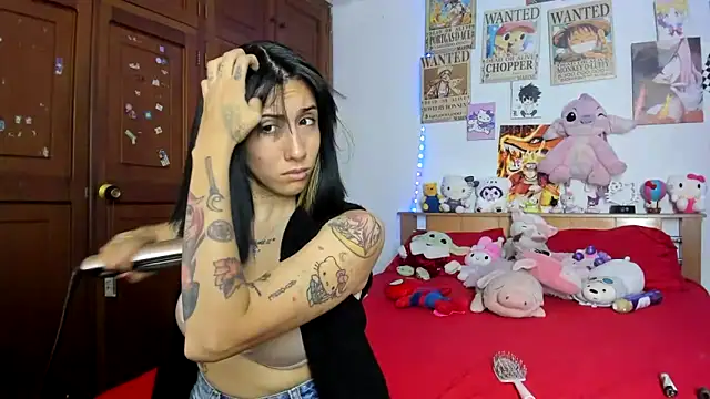 Snapshot of LunaDeCristall chatting on 10.18.25 LunaDeCristall online show from 10.18.25