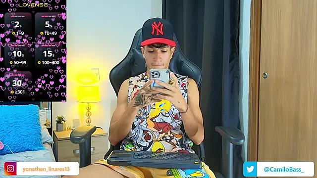 Snapshot of _CamiloBass chatting on 04.05.26 CamiloBass online show from 04.05.26