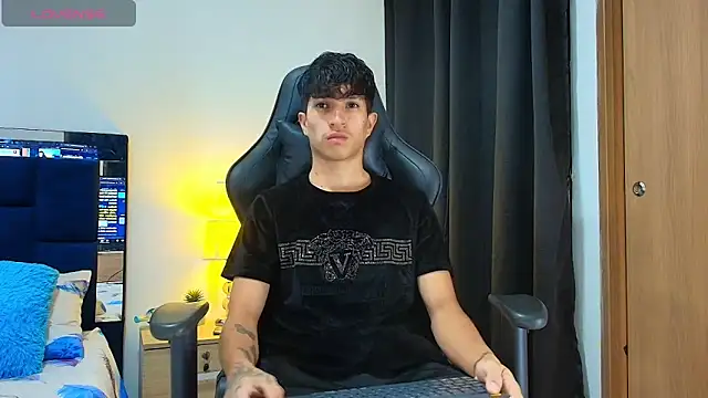 Snapshot of _CamiloBass chatting on 04.19.26 CamiloBass online show from 04.19.26