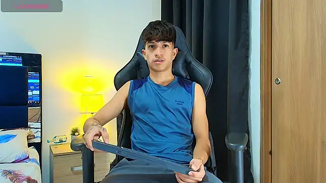 Snapshot of _CamiloBass chatting on 04.23.26 CamiloBass online show from 04.23.26