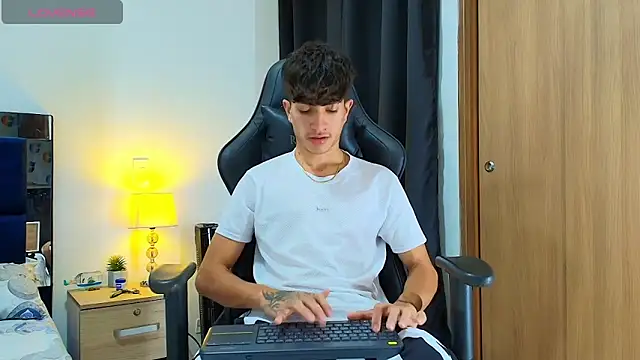 Snapshot of _CamiloBass chatting on 05.08.26 CamiloBass online show from 05.08.26