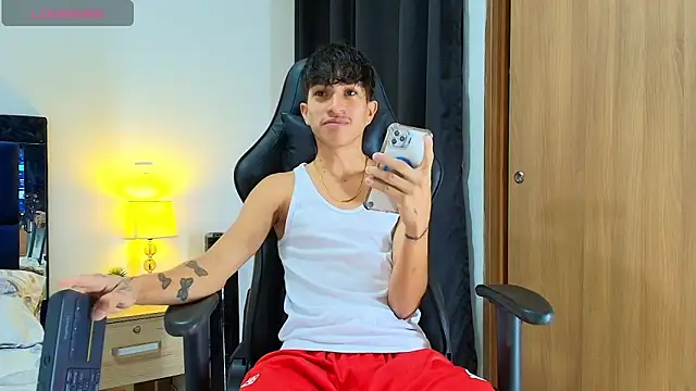 Snapshot of _CamiloBass chatting on 05.10.26 CamiloBass online show from 05.10.26