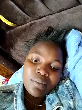 Snapshot of pretty_vivy chatting on 12.28.24 pretty vivy online show from 12.28.24