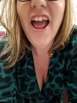 Snapshot of Mara-24 chatting on 01.10.25 Mara-24 online show from 01.10.25