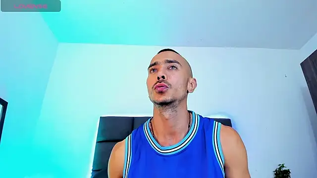 Snapshot of steven_hott8 chatting on 11.16.25 steven hott8 online show from 11.16.25