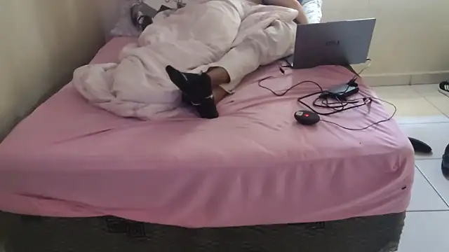 Snapshot of RenziTatte chatting on 09.25.25 RenziTatte online show from 09.25.25