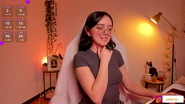 Snapshot of suzumi__ chatting on 10.24.25 suzumi online show from 10.24.25