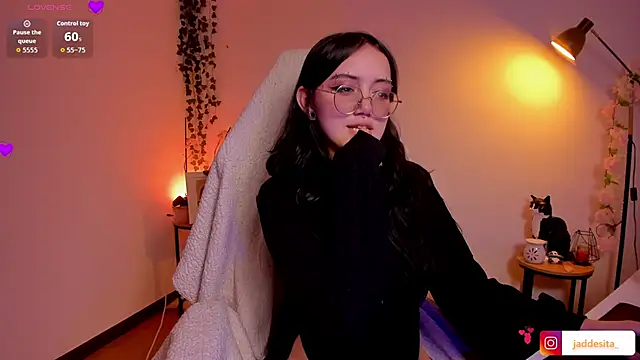 Snapshot of suzumi__ chatting on 10.29.25 suzumi online show from 10.29.25