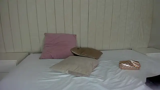 Littleolivia  online show from 02.21.25