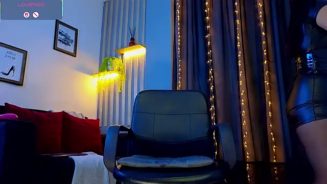 Snapshot of selena_rogue chatting on 02.18.26 selena rogue online show from 02.18.26